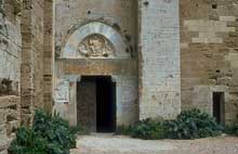 Villeneuve les Maguelone (Hérault) : cathédrale saint Pierre. Le portail occidental. Les éléments décoratifs sont un assemblage de divers éléments ayant appartenu à d’autres tympans