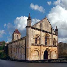 Melle (Deux Sèvres) : l’église saint Hilaire. Vue de la façade et le la face nord