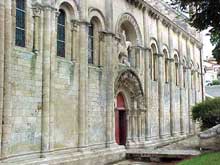 Melle (Deux Sèvres) : l’église saint Hilaire. Vue du côté nord et de son célèbre portail