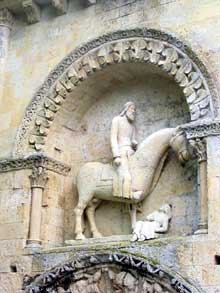 Melle (Deux Sèvres) : l’église saint Hilaire. Le portail nord. Le célèbre chevalier au dessus du portail : symbole de la victoire de l’Eglise sur les païens