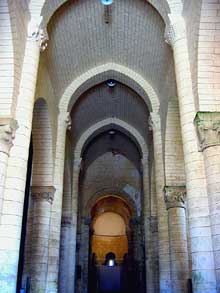 Melle (Deux Sèvres) : l’église saint Hilaire. La nef en berceau brisé.