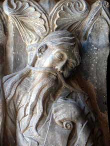 Moissac, abbaye saint Pierre : le portail du porche sud. Le trumeau : face latérale droite du pilier : le prophète Jérémie, détail