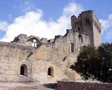 Montmajour, l’abbaye de Saint Pierre, fondée par des moines bénédictins sur le « Mont Majour » (la grande montagne) en 948