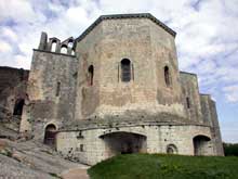 Montmajour, l’abbaye de Saint Pierre. Chevet de l’église abbatiale construit sur la crypte à laquelle on peut accéder de l’extérieur
