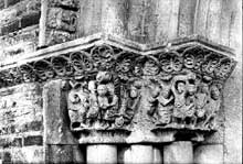 Montsaunès (Haute Garonne) : église saint Christophe des Templiers. Le portail sud : chapiteaux de l’ébrasement gauche : martyre de saint Pierre