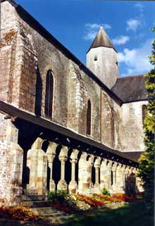 Mortain (Manche) : l’abbaye Blanche : le cloître et l’église