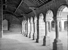 Mortain (Manche) : l’abbaye Blanche : le cloître