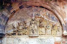 Mozac (Puy du Dôme) : l’abbaye saint Pierre. Le tympan de la Vierge (entrée de l’ancien cloître)