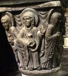Mozac (Puy du Dôme) : l’abbaye saint Pierre. Le chapiteau de la résurrection : les saintes femmes se rendent au tombeau avec les onguents
