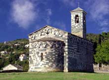 Murato (Haute Corse) : l’église San Michele. Vue du chevet et du côté nord
