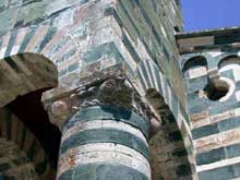 Murato (Haute Corse) : l’église San Michele. Pilier sud du porche avec son chapiteau en « escargot »
