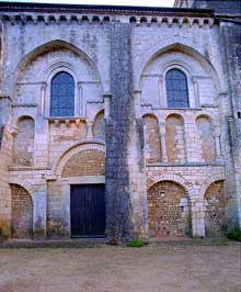 Nouaillé Maupertuis (Vienne) : abbaye Saint Junien. Flanc nord