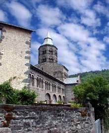 Orcival (Puy du Dôme) : l’église prieurale Notre Dame : côté sud