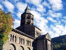 Orcival (Puy du Dôme) : l’église prieurale Notre Dame : côté sud et tour de croisée