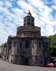 Orcival (Puy du Dôme) : l’église prieurale Notre Dame : le chevet