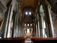 Orcival (Puy du Dôme) : l’église prieurale Notre Dame : la nef