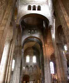 Orcival (Puy du Dôme) : l’église prieurale Notre Dame : le transept nord