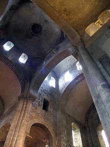 Orcival (Puy du Dôme) : l’église prieurale Notre Dame : la croisée du transept
