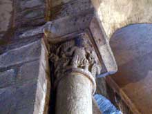 Orcival (Puy du Dôme) : l’église prieurale Notre Dame : chapiteau du porteur de mouton