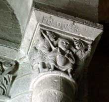 Orcival (Puy du Dôme) : l’église prieurale Notre Dame : chapiteau de la nef : l’avarice