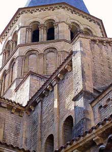 Paray Le Monial (Saône et Loire) : la Basilique. La tour de croisée