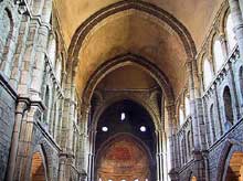 Paray Le Monial (Saône et Loire) : la Basilique. La nef