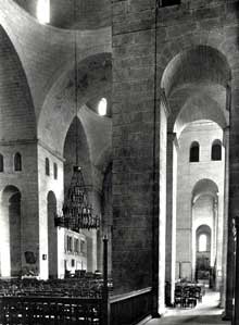 Périgueux (Dordogne) : cathédrale saint Front : nef et bas-côté
