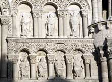 Poitiers (Vienne) : Notre Dame la Grande : façade occidentale : partie supérieure sud : apôtres et évêques (Hilaire et Martin)