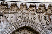 Poitiers (Vienne) : Notre Dame la Grande : façade occidentale : frise surmontant les tympans : partie centre et sud du tympan nord : Nabuchodonosor, les prophètes et l’ange de l’Annonciation