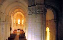 Saintes (Charente Maritime), saint Eutrope. L’église haute : la nef actuelle est constituée des travées de l’ancien chœur roman et terminée par une abside gothique