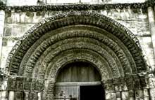 Saintes (Charente Maritime) : abbatiale Sainte-Marie des Dames. Voussures du portail central