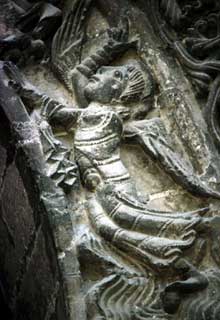 Saintes (Charente Maritime) : abbatiale Sainte-Marie des Dames. Voussures du portail central, ange de la première voussure