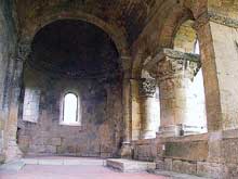 La Sauve Majeure (Gironde) : abbaye Notre Dame de la Grande Sauve. Absidiole nord et arcature donnant sur l’abside principale.