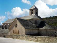 Sénanque : l’abbaye cistercienne. Flanc sud de l’abbatiale