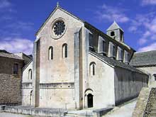 Sénanque : l’abbaye cistercienne. Façade occidentale de l’abbatiale