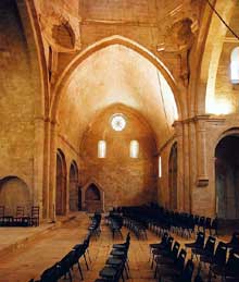 Sénanque : l’abbaye cistercienne. Le croisillon sud du transept.