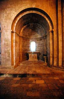 Sénanque : l’abbaye cistercienne. Absidiole du croisillon sud du transept