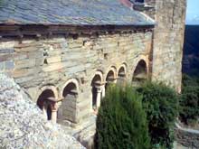 Boule d’Amont (Pyrénées Orientales) : le prieuré Sainte Marie de Serrabone : la galerie sud