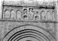 Solignac (Haute Vienne) : l’abbatiale saint Pierre : frise surmontant le portail de la façade du transept nord