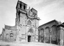 Souvigny (Allier) : l’abbatiale Saint-Pierre et Saint-Paul. Vue générale de l’église