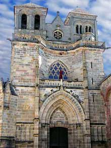 Souvigny (Allier) : l’abbatiale Saint-Pierre et Saint-Paul. Façade