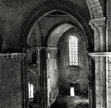 Saint Amand de Coly (Dordogne) : église abbatiale. La nef : vue vers l’ouest depuis le chœur.