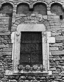 Saint André de Sorède (Pyrénées Orientales) : fenêtre surmontant le portail de la façade occidentale