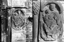 Saint Aventin (Haute Garonne) : face sud l’église : La vierge sur le piédroit du portail
