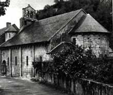 Saint Béat (Haute Garonne) : église saint Cyriaque. Face sud et chevet