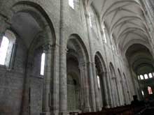 Saint Benoît sur Loire (Loiret) : abbaye saint Fleury. Elévation de la nef et collatéral nord