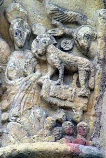 Saint Benoît sur Loire (Loiret) : abbaye saint Fleury. Chapiteaux du porche : les cavaliers de l’Apocalypse : détail de l’agneau