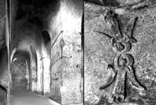 Saint Emilion (Gironde) : église monolithe. La nef et un relief de la voûte représentant deux anges