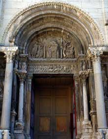 Saint Gilles du Gard : façade de l’abbatiale. Le portail nord