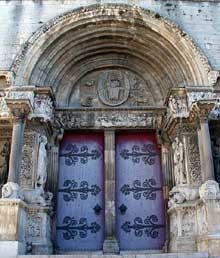 Saint Gilles du Gard : façade de l’abbatiale. Le portail central